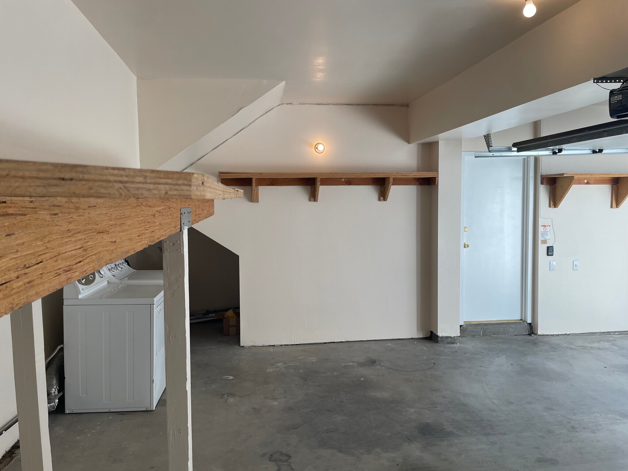 Garage - 5271 Newcastle Ave