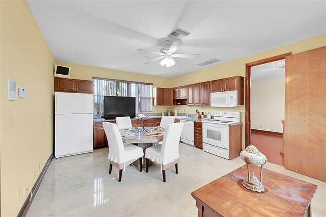 Building Photo - 4200 Coral Hills Dr