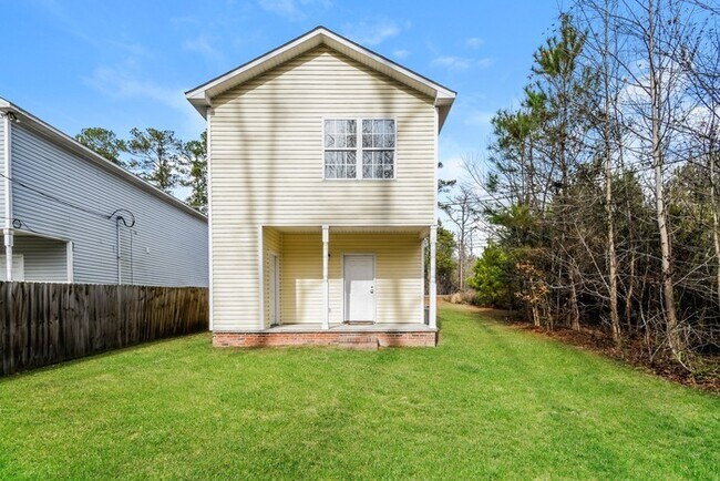 Building Photo - Lovely 2 Story Home