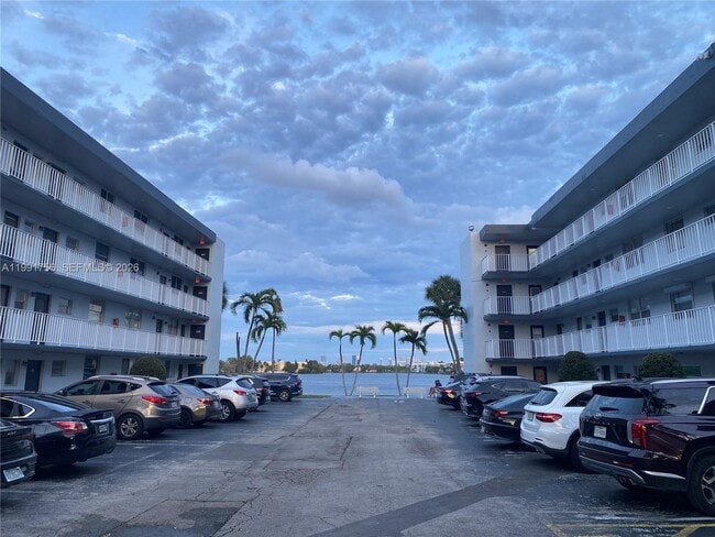 Building Photo - 443 NE 195th St