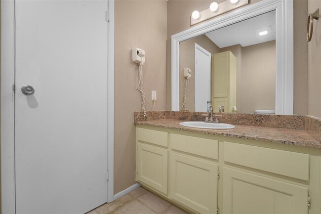 Building Photo - 8416 Seawall Blvd