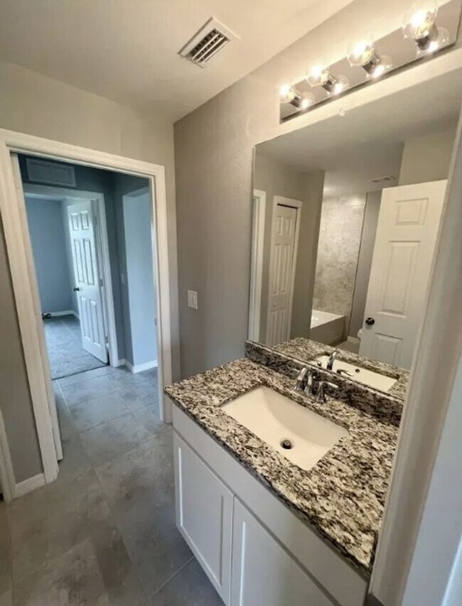 Building Photo - AVAILABLE NOW! 3 Bedroom + Den - 2 Bathroo...
