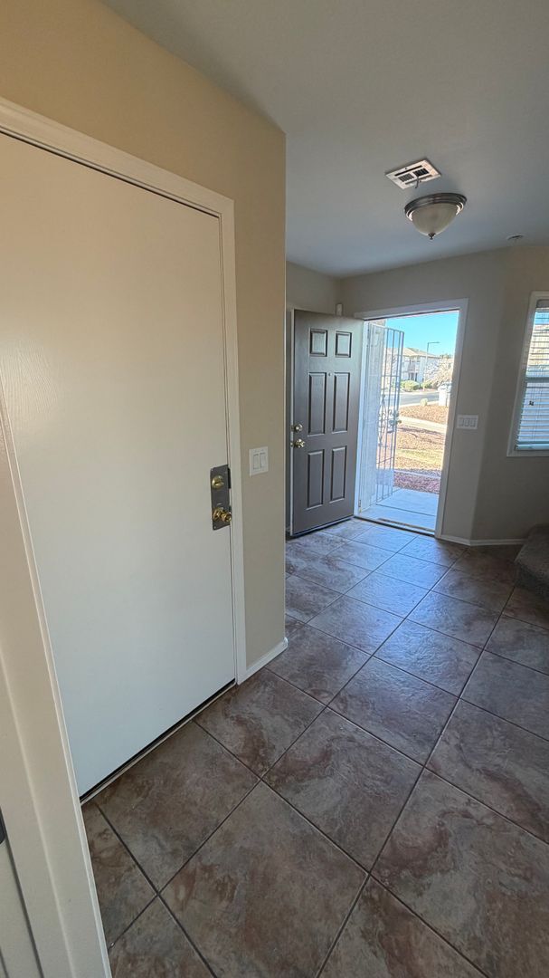 Building Photo - Spacious Surprise home with large backyard