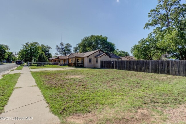 Building Photo - Charming & Unique 4 Bedroom