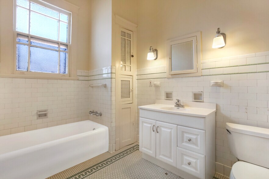 Building Photo - 3618 Napoleon Ave