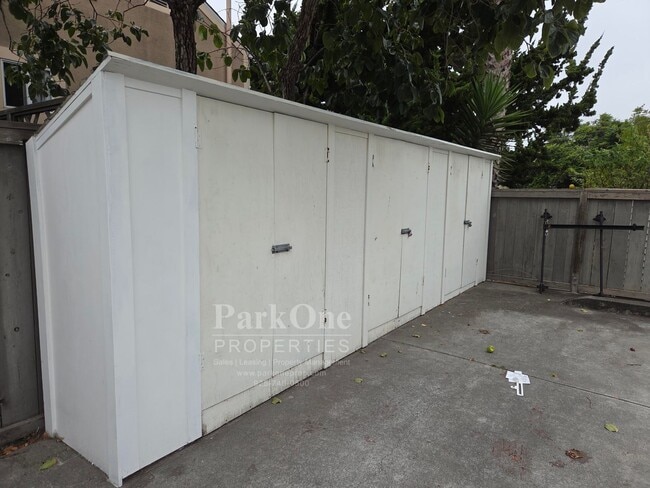 Building Photo - Super Cute 2 bedroom House in the heart of...