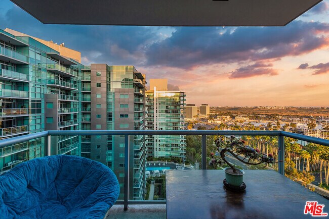 Building Photo - 13700 Marina Pointe Dr
