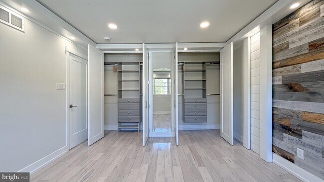 Building Photo - 10 Cedarbrook Dr