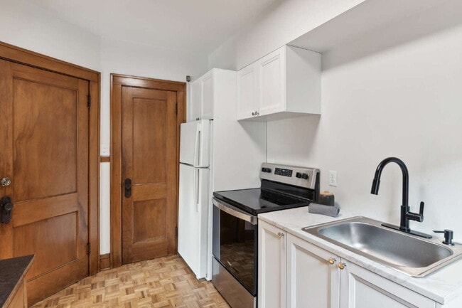 Building Photo - Charming 3-Bed Duplex in Vibrant Minneapolis Neighborhood