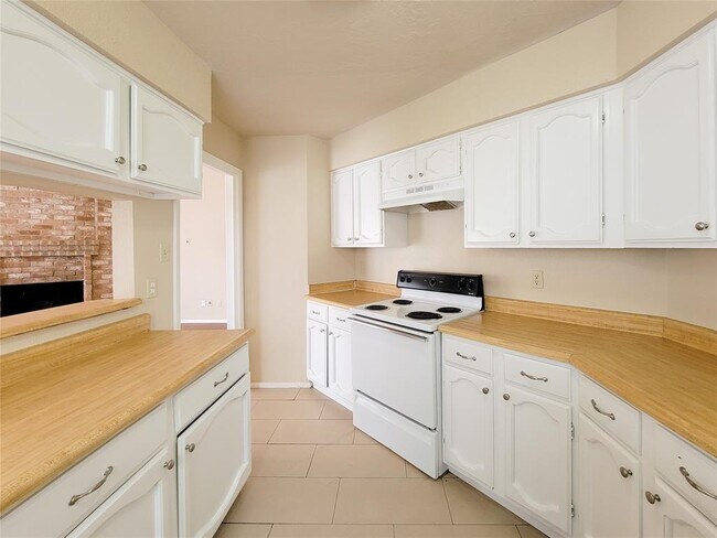 Building Photo - 16615 Moary Firth Dr