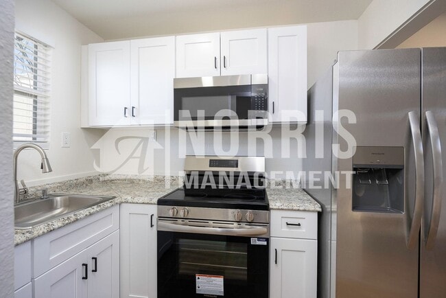 Building Photo - Beautifully Updated Studio Space with Private Entrance