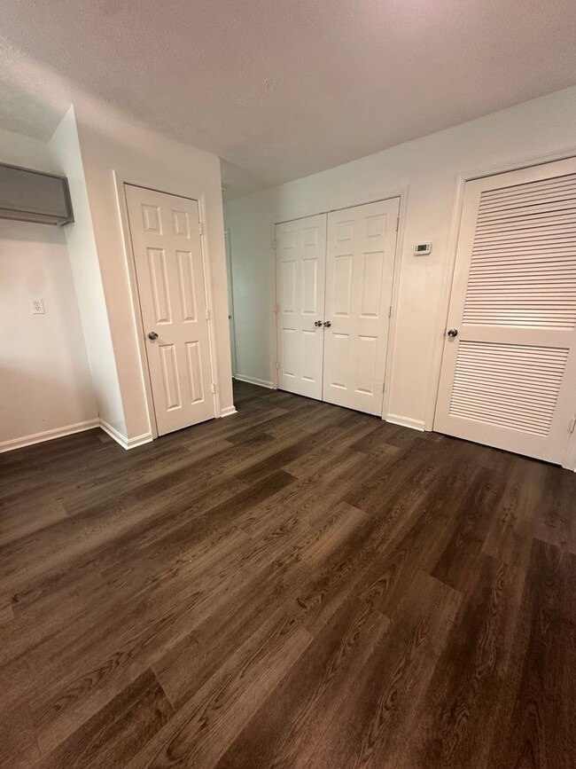 Building Photo - 5 Bed / 1.5 Bath