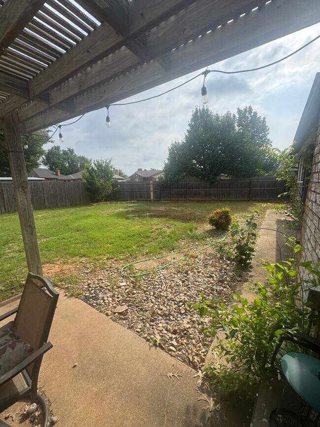 Building Photo - 3 bedroom, 2 bathroom, 2 car garage in Sou...