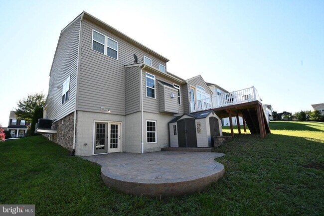Building Photo - 9 Latham Ln