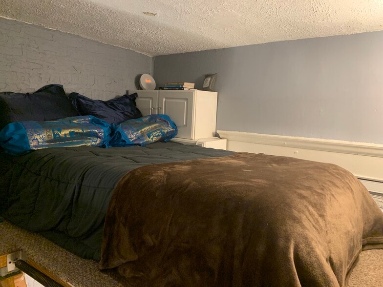 Loft with storage - 2800 N Pine Grove Ave