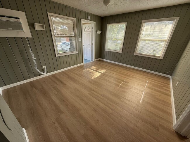 Building Photo - Mulberry- 2/1 Duplex, Immediate Move-In