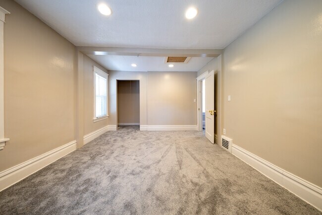 Building Photo - 2654 N Vincent Ave