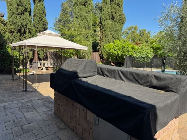 Building Photo - Gorgeous 2 story 5 bedroom home w/pool in ...