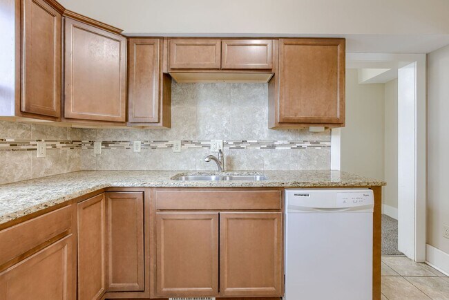 Building Photo - Spacious 3 Bedroom Duplex in the Heart of Midtown Featuring Detached Garage!!