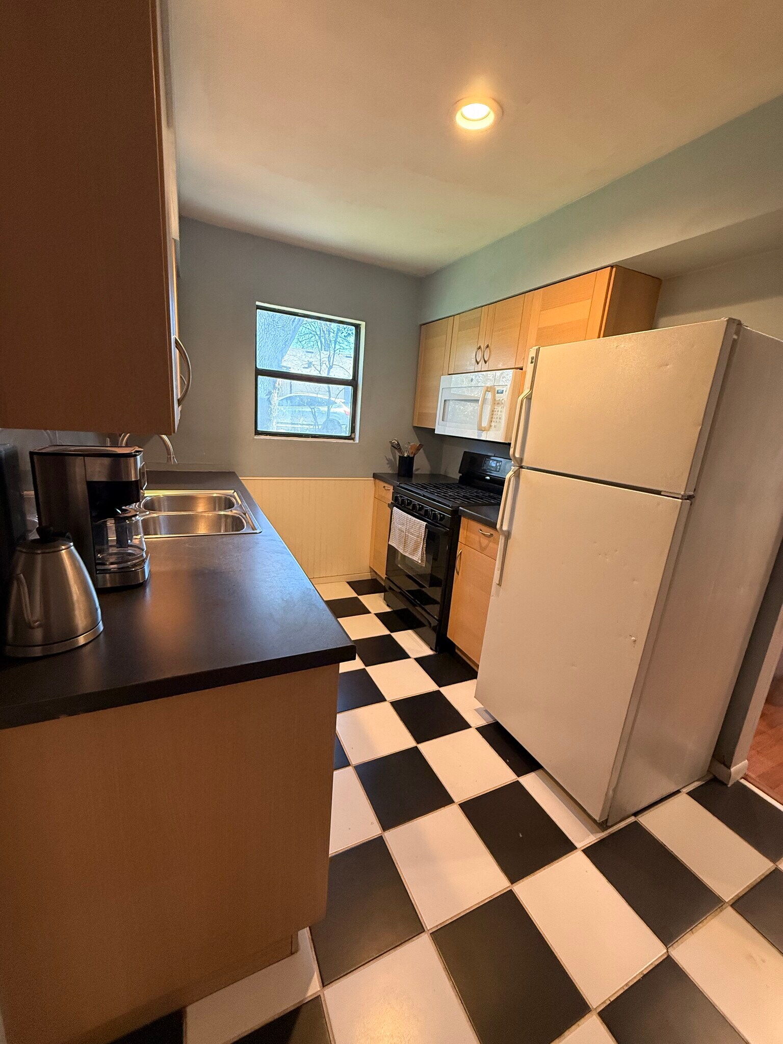 Kitchen appliances - 3202 Locke Ln
