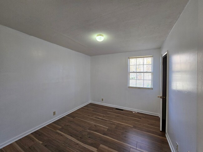 Building Photo - $1195 - Charming 3 Bedroom 1 Bathroom Bric...