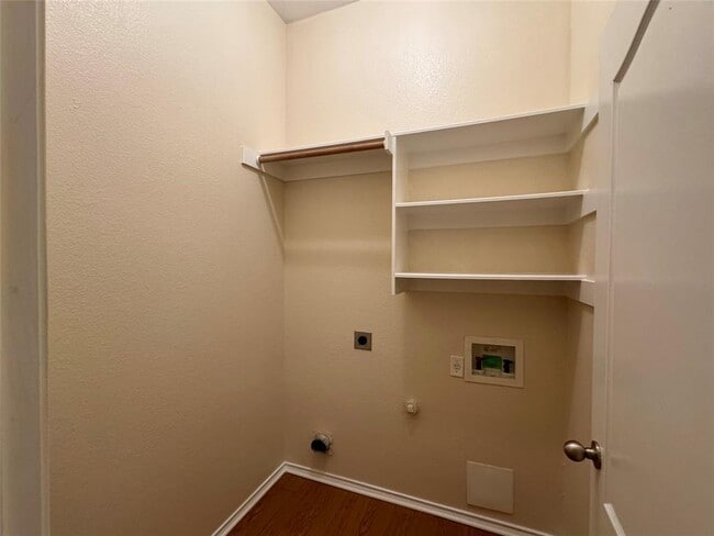 Building Photo - 227 Ashwood N