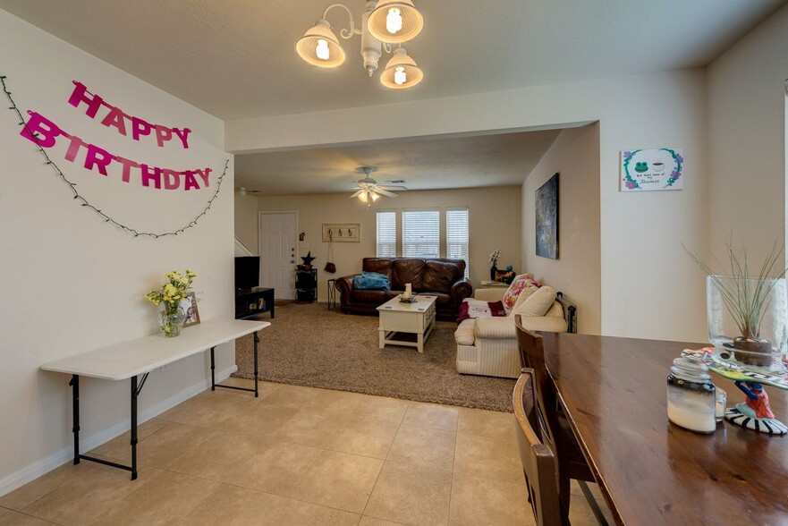 Building Photo - AUGUST PRE-LEASE Beautiful 3 Bed, 3.5 Bath Minutes from Campus!