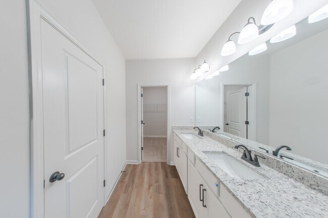 Building Photo - Never-Lived-In 3BR/3BA Home Featuring Modern Design & Premium Finishes