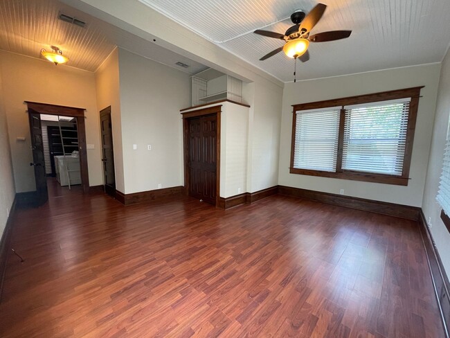 Building Photo - Great 4X2 Home Close to UT Campus