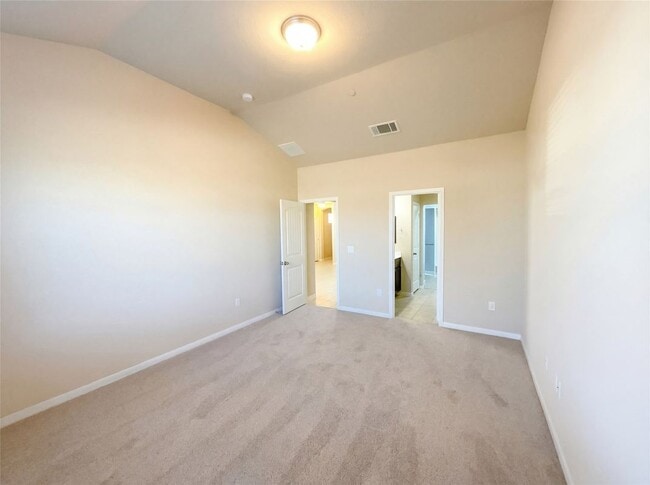 Building Photo - 2880 Donnell Dr