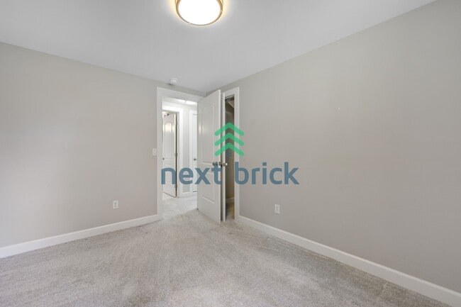 Building Photo - 4 Bed and 2 Bath Remodeled Single-family House Available!