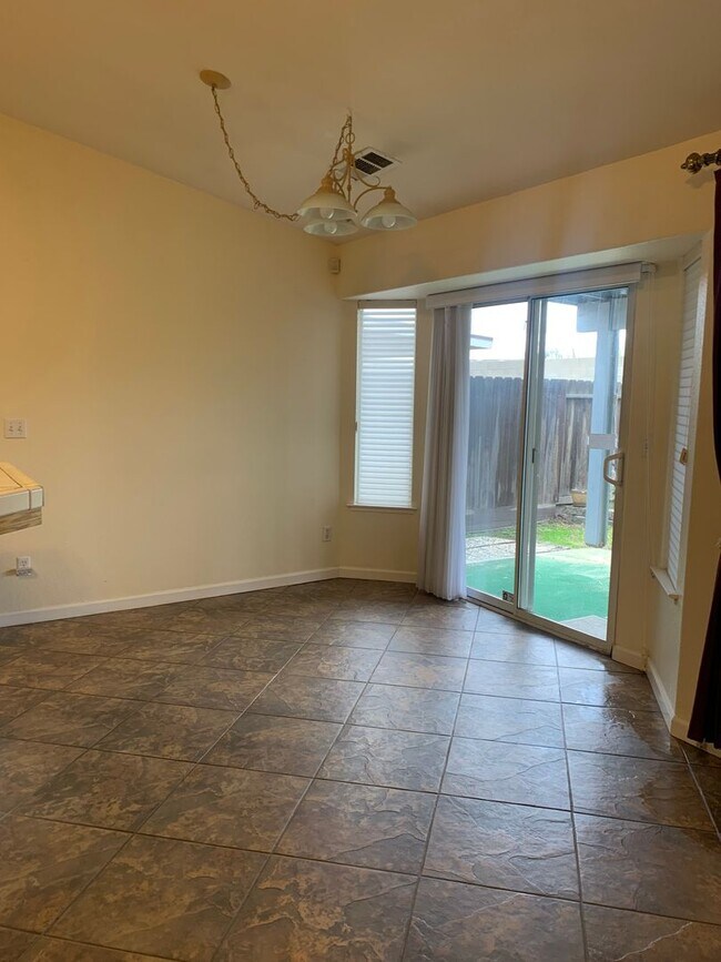 Building Photo - 3 Bedroom 2 Bath available Now