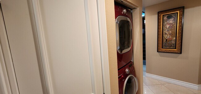 Building Photo - Fully furnished-full Sphere view