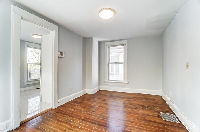 Building Photo - Two Bed, One Bath in Dayton!