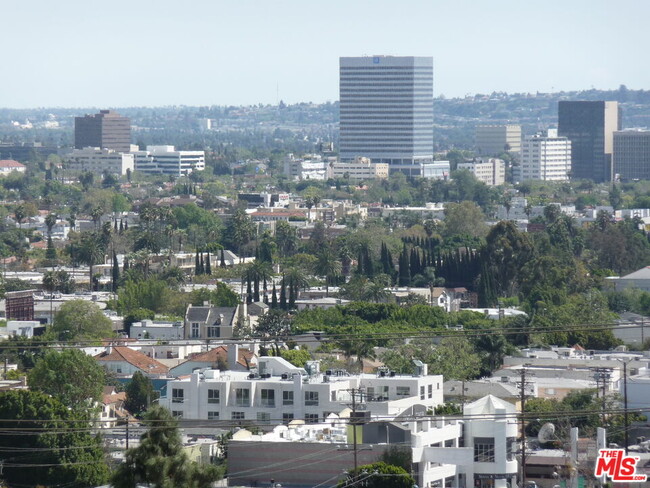 Building Photo - 1131 Alta Loma Rd