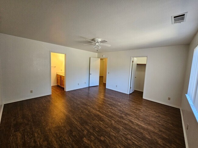 Building Photo - 2356-2356 Bushnell St