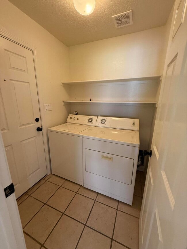 Building Photo - 8319 Santa Clarita St NE