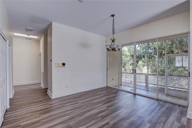 Building Photo - 2208 Hampstead Ct