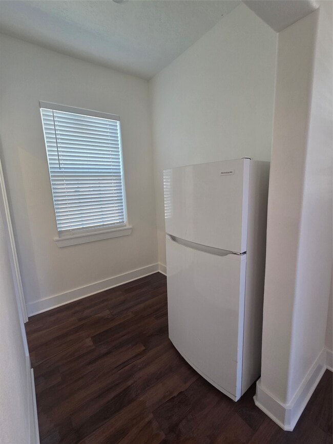 Building Photo - 131 N Maplewood St