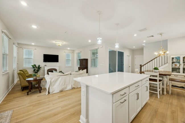 Building Photo - 141 Redbud Ln