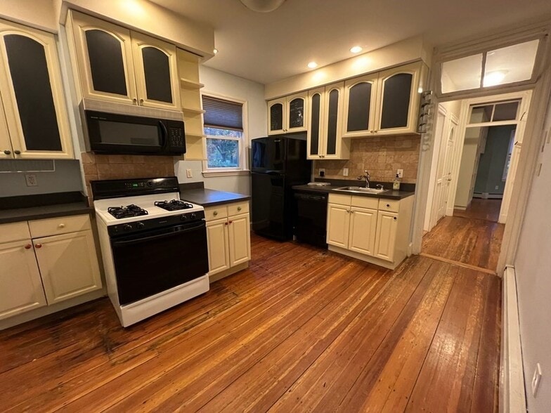 Primary Photo - 15 Oakdale St