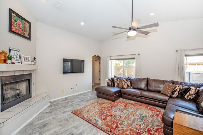Building Photo - Pool home for rent June 1, 2025