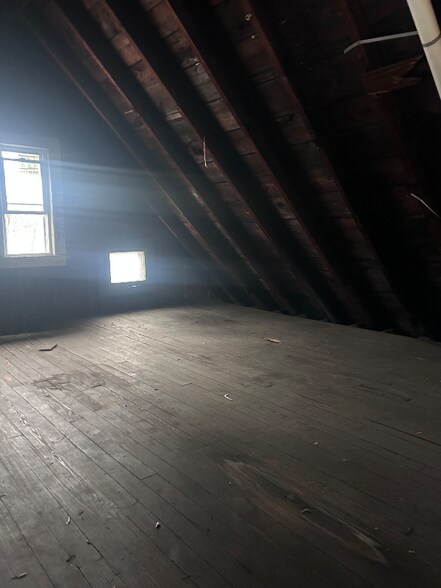 Building Photo - 1331 E 86th St