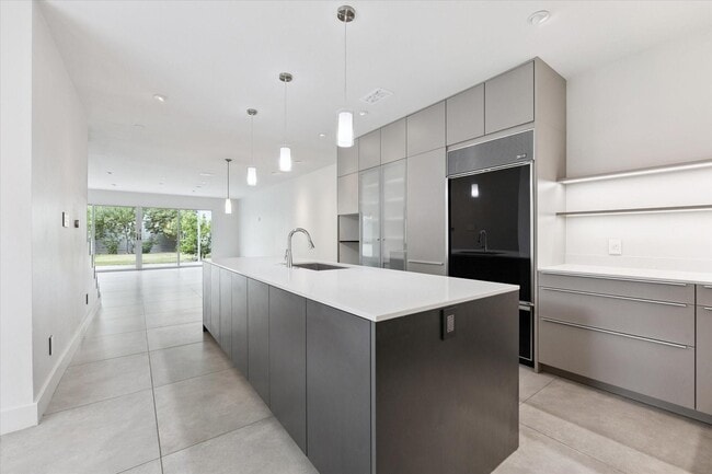 Building Photo - 1222 Marconi St