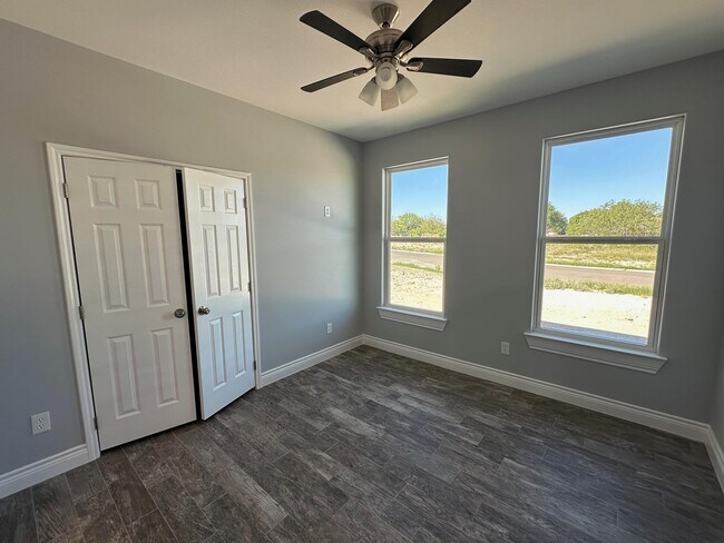Building Photo - 523 Canyon Creek Dr