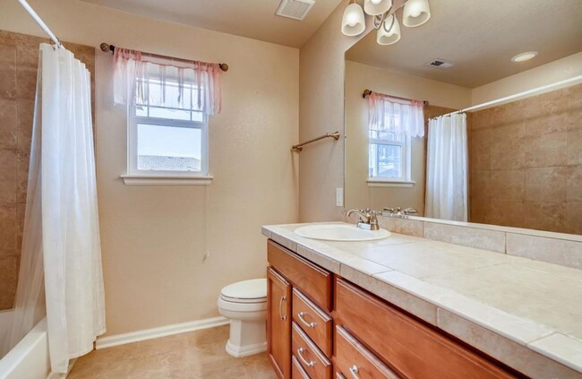 Building Photo - Spacious 3-Bed, 2.5-Bath Townhouse in Waln...