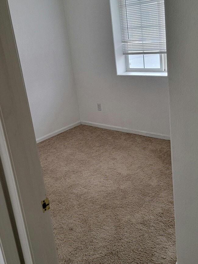 Building Photo - 5122 W 11th St