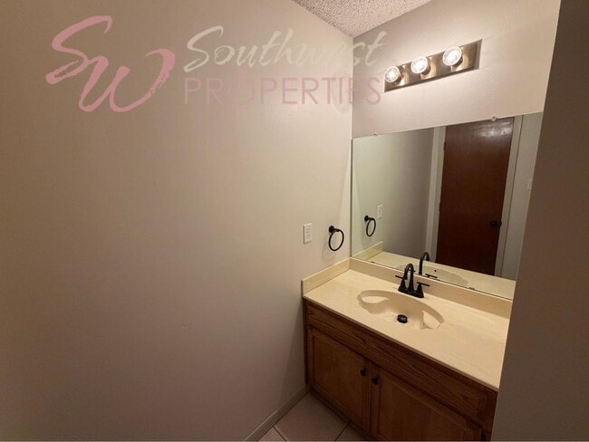 Building Photo - Spacious 3-Bedroom Home in an Established Neighborhood