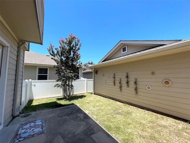 Building Photo - 801 Alamo Plaza Dr