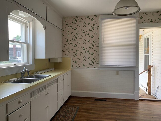 Building Photo - 194 Circular St